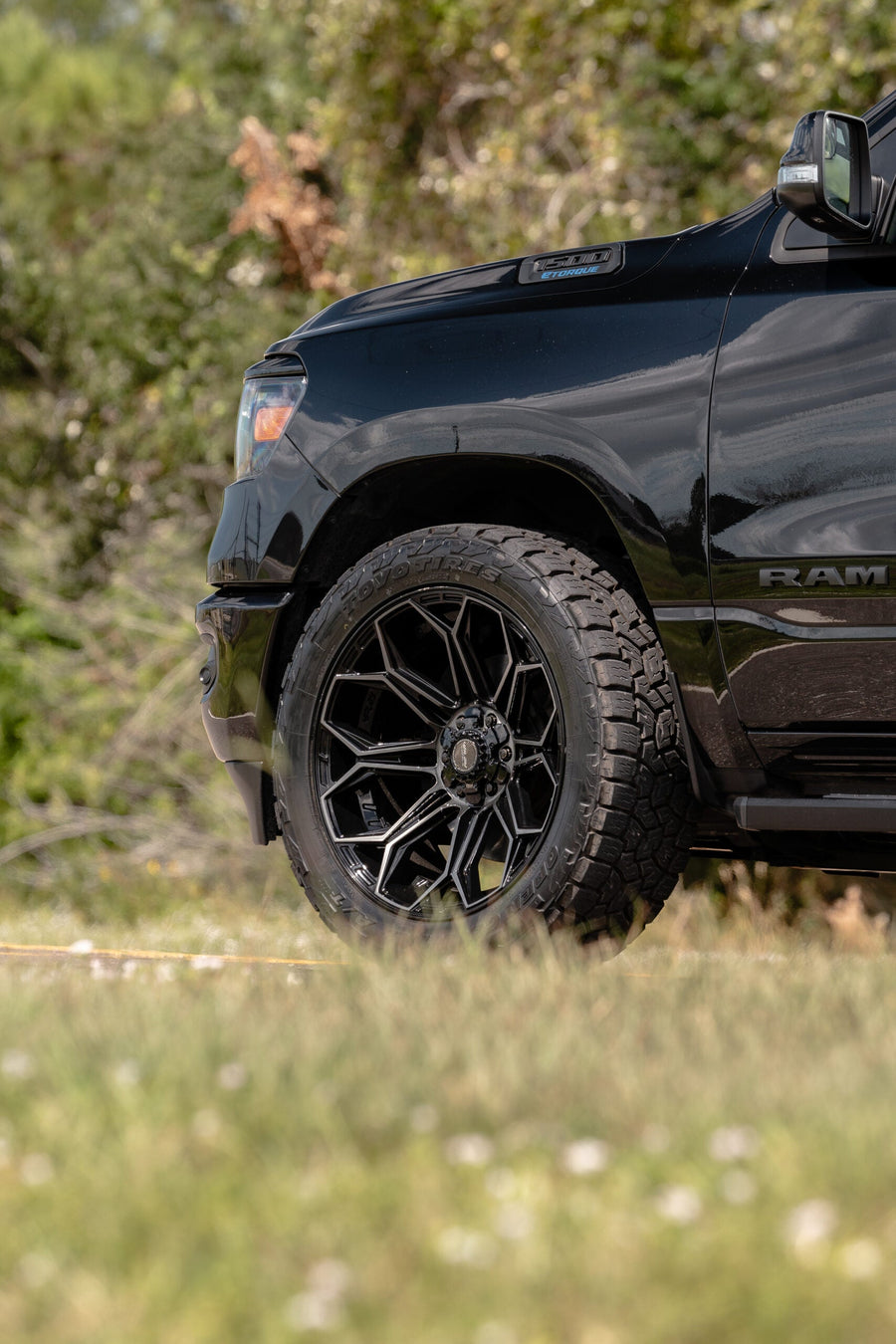 RAM 1500 4PLAY WHEELS 4P83 22X10 33X12.5X22 TOYO TIRES STOCK SUSPENSION