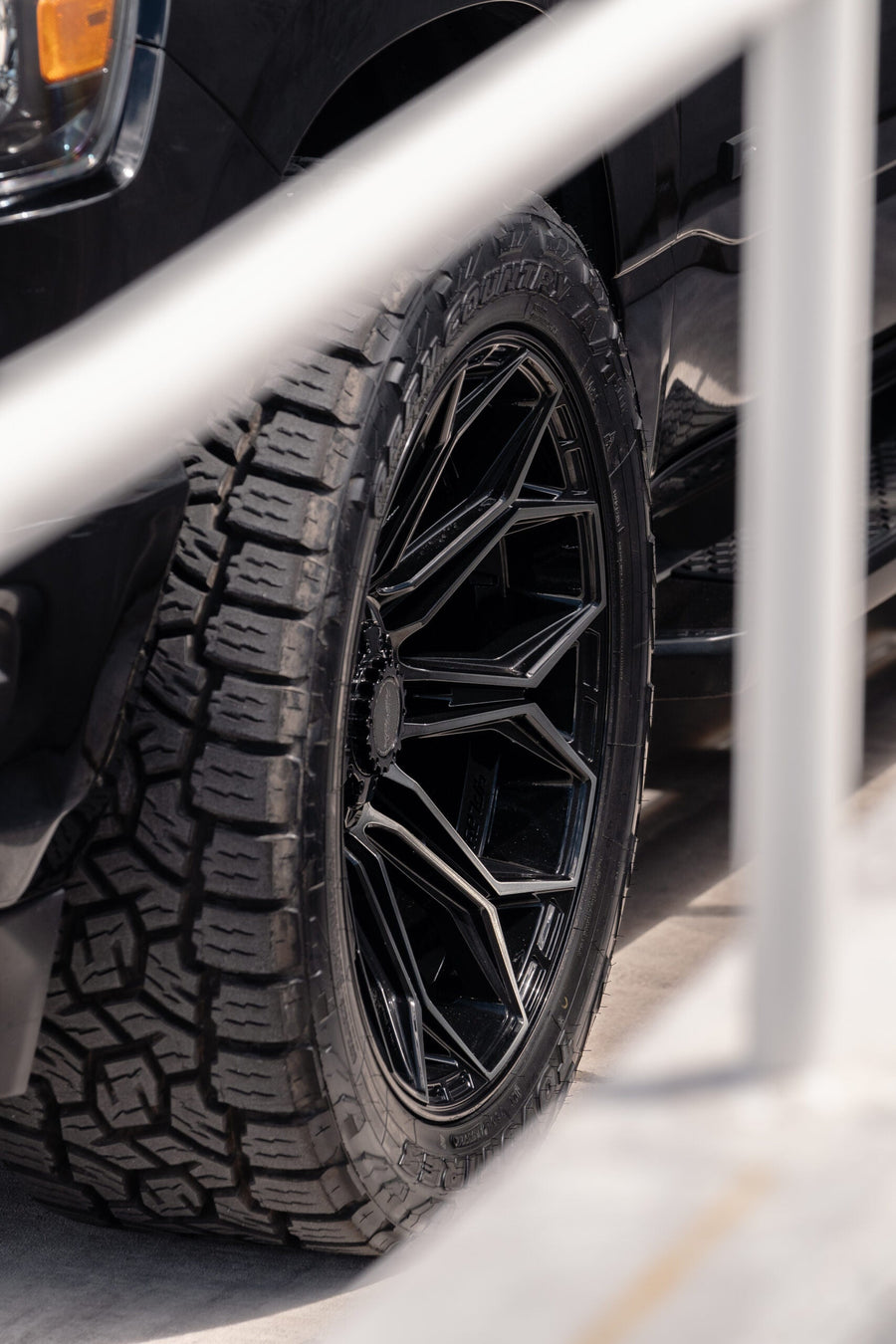 RAM 1500 4PLAY WHEELS 4P83 22X10 33X12.5X22 TOYO TIRES STOCK SUSPENSION