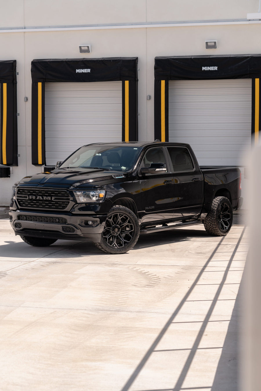 RAM 1500 4PLAY WHEELS 4P83 22X10 33X12.5X22 TOYO TIRES STOCK SUSPENSION