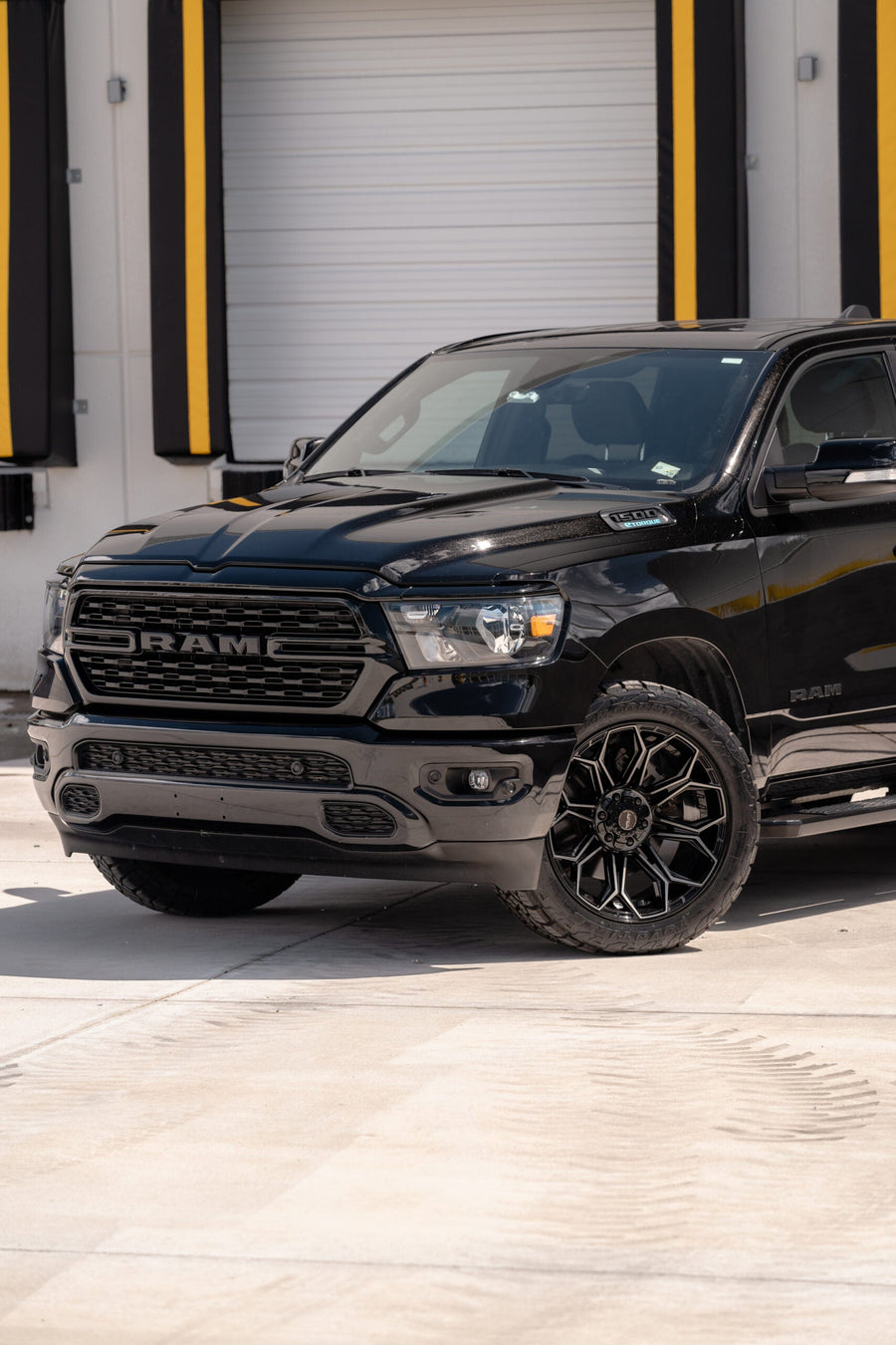 RAM 1500 4PLAY WHEELS 4P83 22X10 33X12.5X22 TOYO TIRES STOCK SUSPENSION