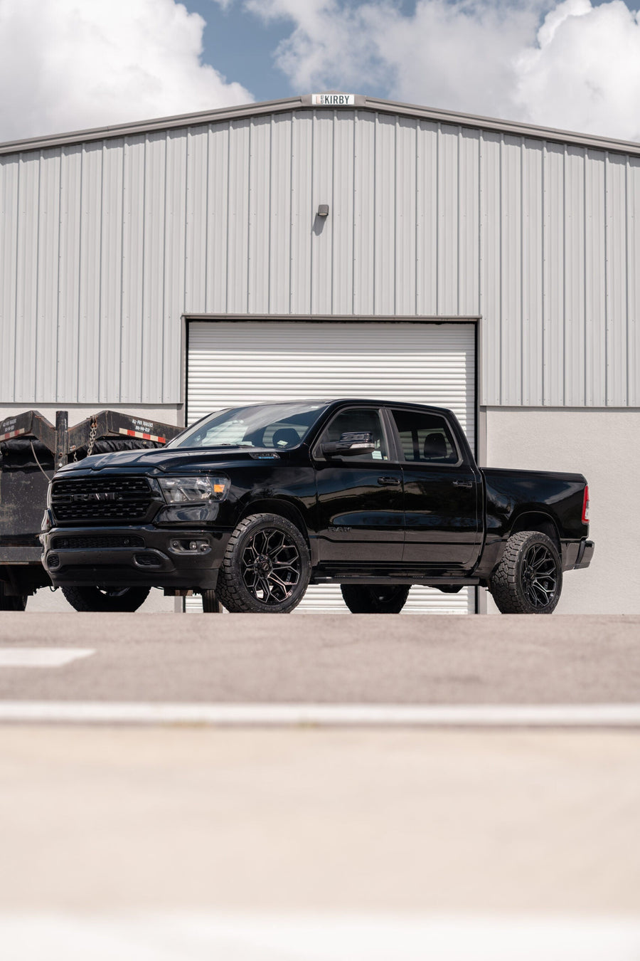 RAM 1500 4PLAY WHEELS 4P83 22X10 33X12.5X22 TOYO TIRES STOCK SUSPENSION