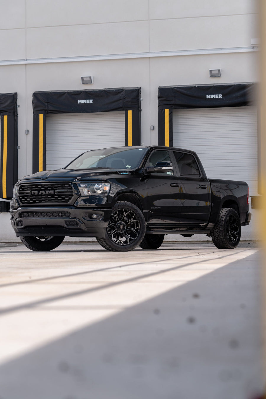 RAM 1500 4PLAY WHEELS 4P83 22X10 33X12.5X22 TOYO TIRES STOCK SUSPENSION