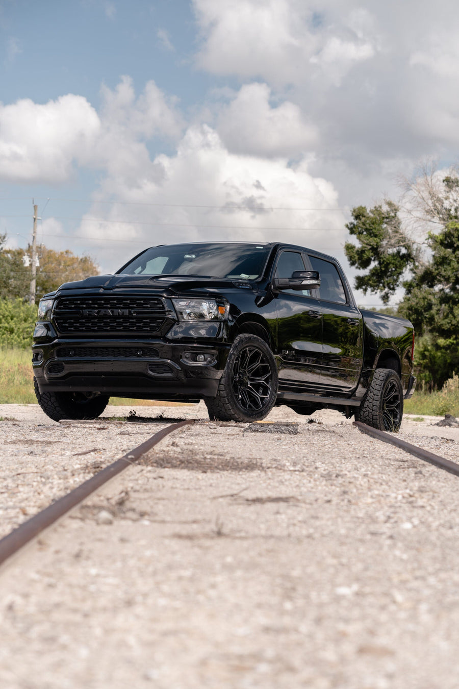 RAM 1500 4PLAY WHEELS 4P83 22X10 33X12.5X22 TOYO TIRES STOCK SUSPENSION