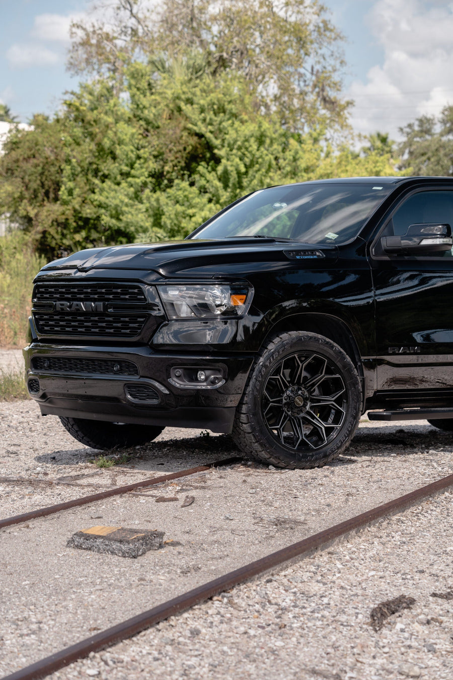 RAM 1500 4PLAY WHEELS 4P83 22X10 33X12.5X22 TOYO TIRES STOCK SUSPENSION