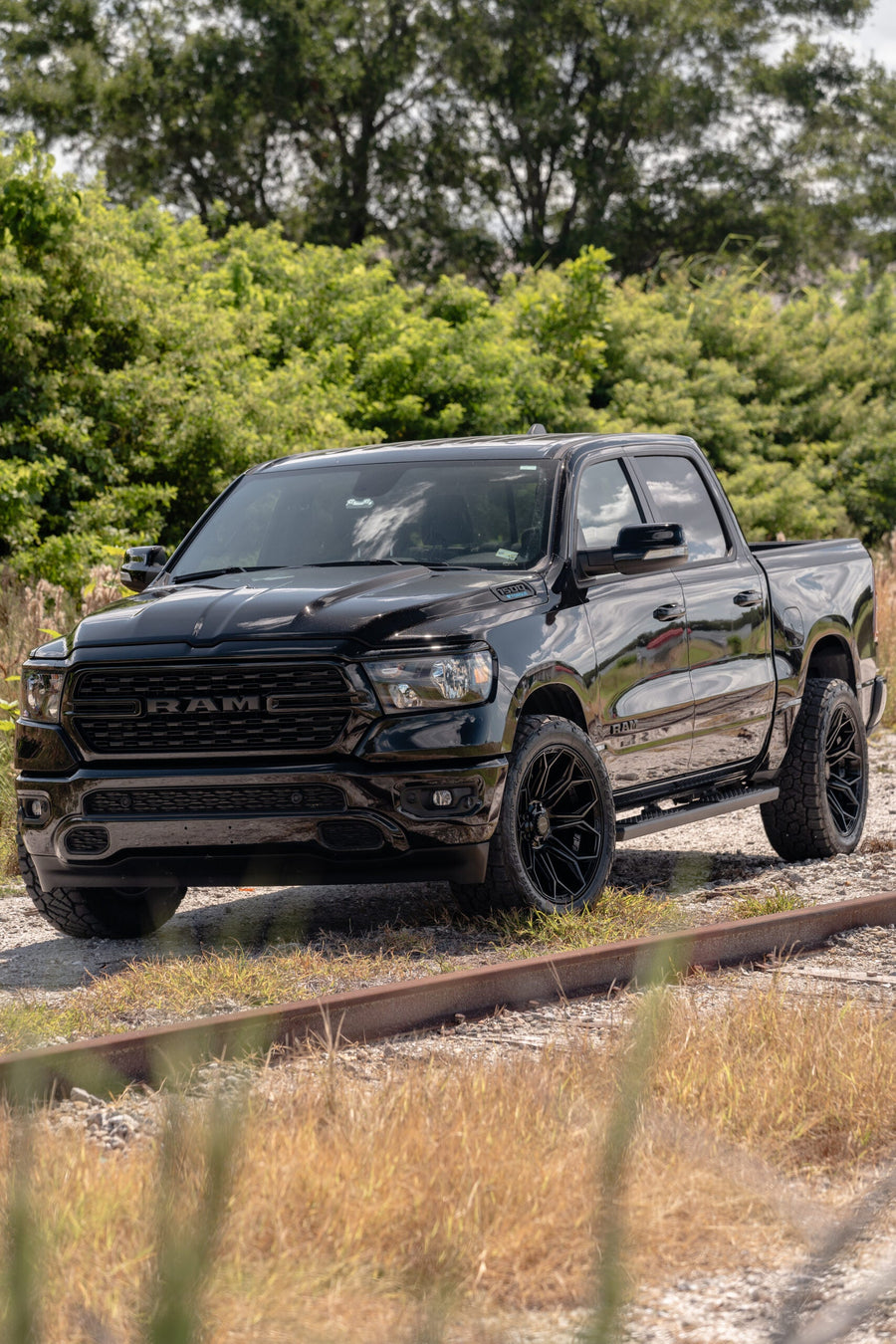 RAM 1500 4PLAY WHEELS 4P83 22X10 33X12.5X22 TOYO TIRES STOCK SUSPENSION