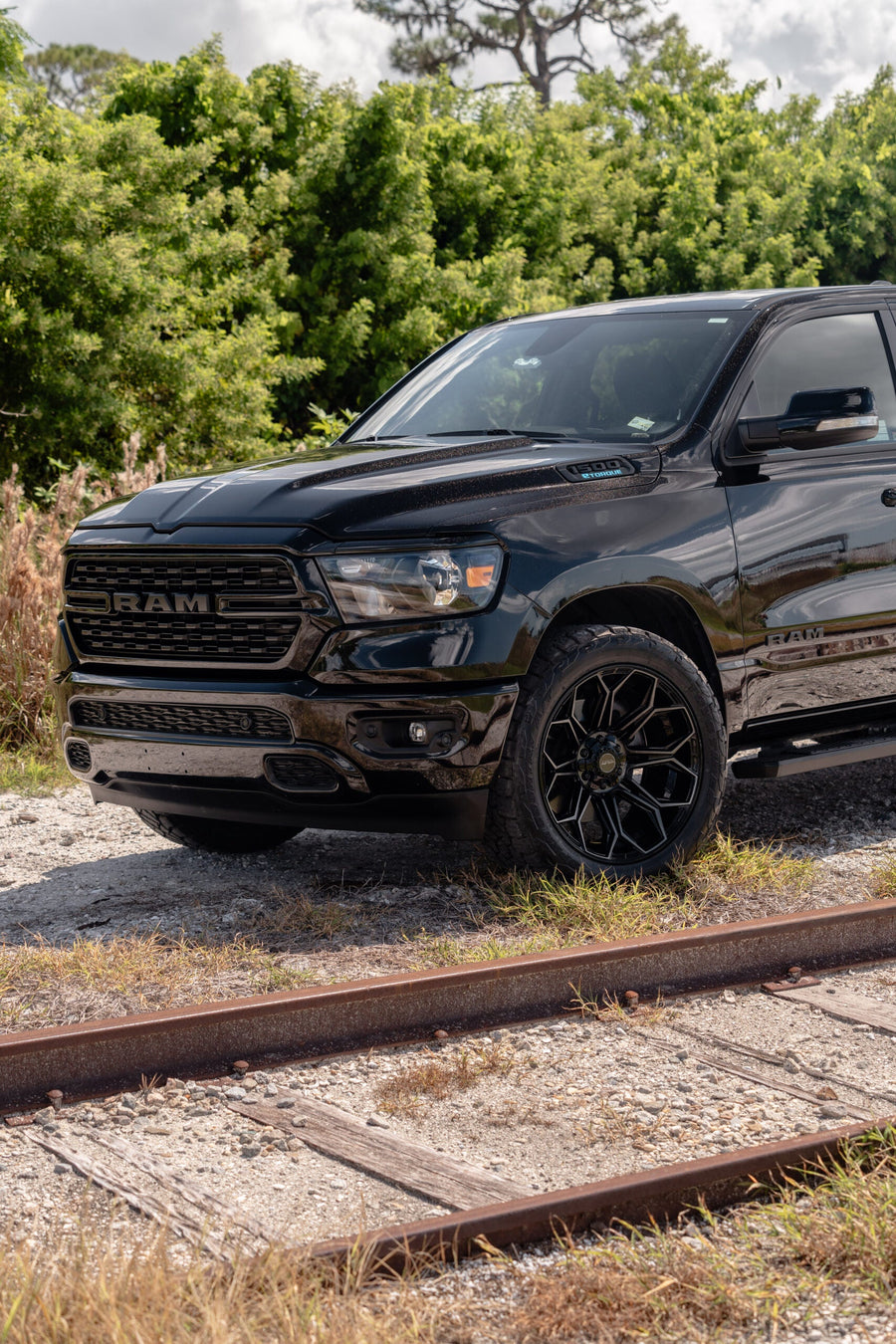 RAM 1500 4PLAY WHEELS 4P83 22X10 33X12.5X22 TOYO TIRES STOCK SUSPENSION