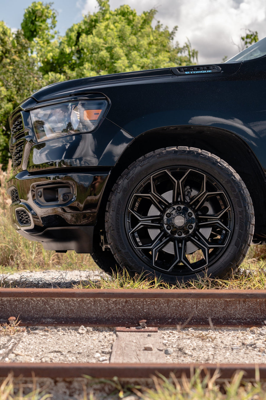 RAM 1500 4PLAY WHEELS 4P83 22X10 33X12.5X22 TOYO TIRES STOCK SUSPENSION