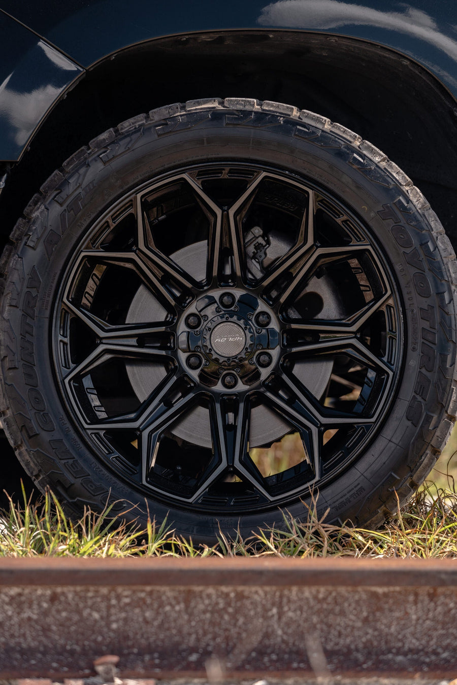 RAM 1500 4PLAY WHEELS 4P83 22X10 33X12.5X22 TOYO TIRES STOCK SUSPENSION