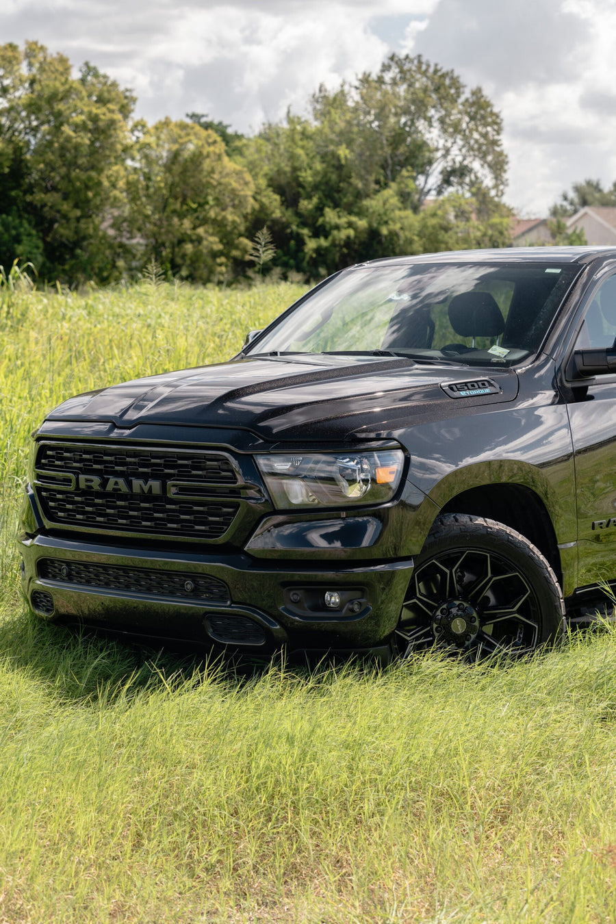 RAM 1500 4PLAY WHEELS 4P83 22X10 33X12.5X22 TOYO TIRES STOCK SUSPENSION