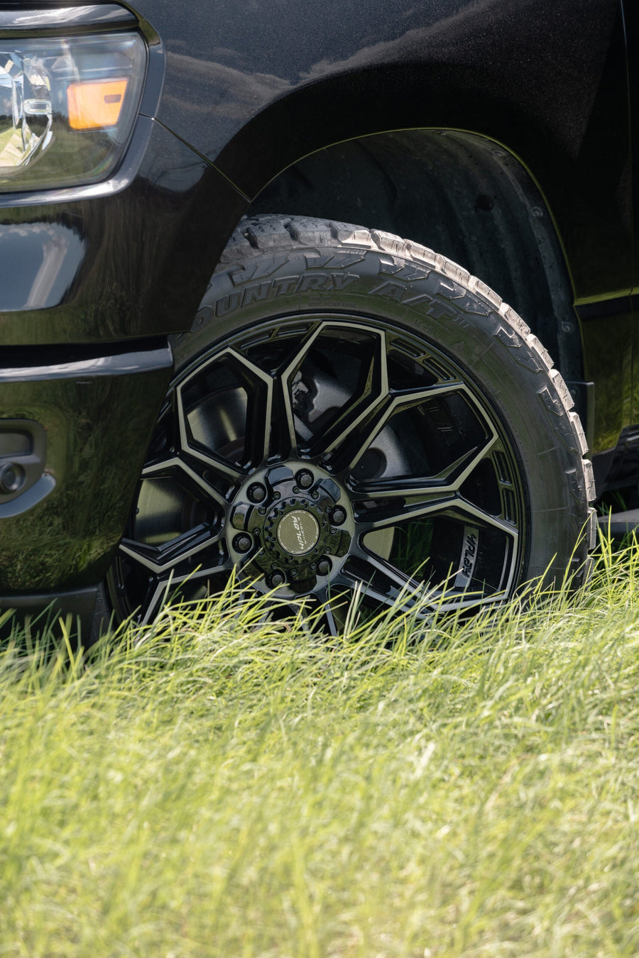 RAM 1500 4PLAY WHEELS 4P83 22X10 33X12.5X22 TOYO TIRES STOCK SUSPENSION