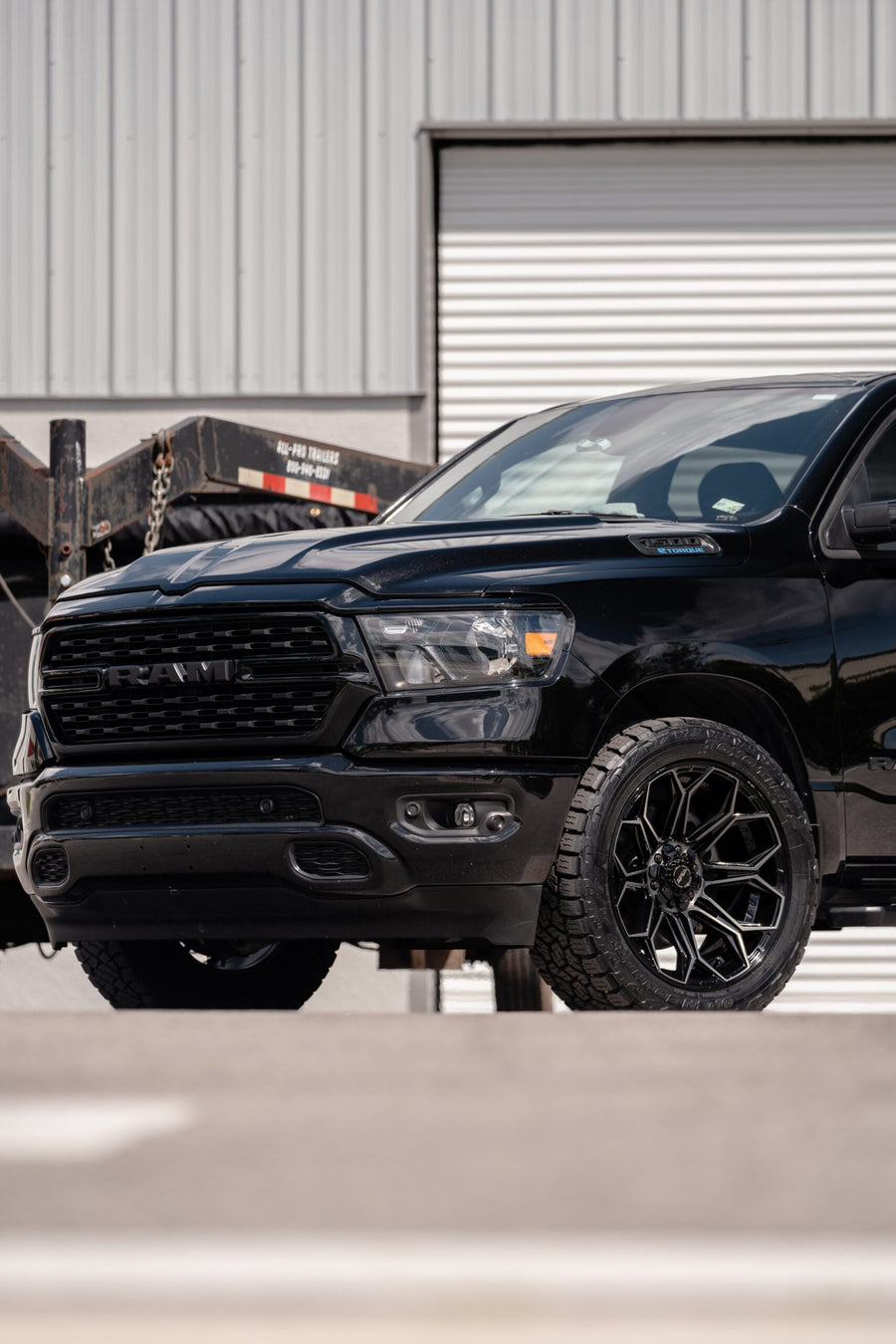 RAM 1500 4PLAY WHEELS 4P83 22X10 33X12.5X22 TOYO TIRES STOCK SUSPENSION