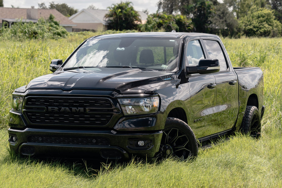 RAM 1500 4PLAY WHEELS 4P83 22X10 33X12.5X22 TOYO TIRES STOCK SUSPENSION