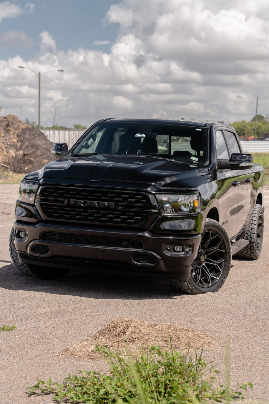 RAM 1500 4PLAY WHEELS 4P83 22X10 33X12.5X22 TOYO TIRES STOCK SUSPENSION