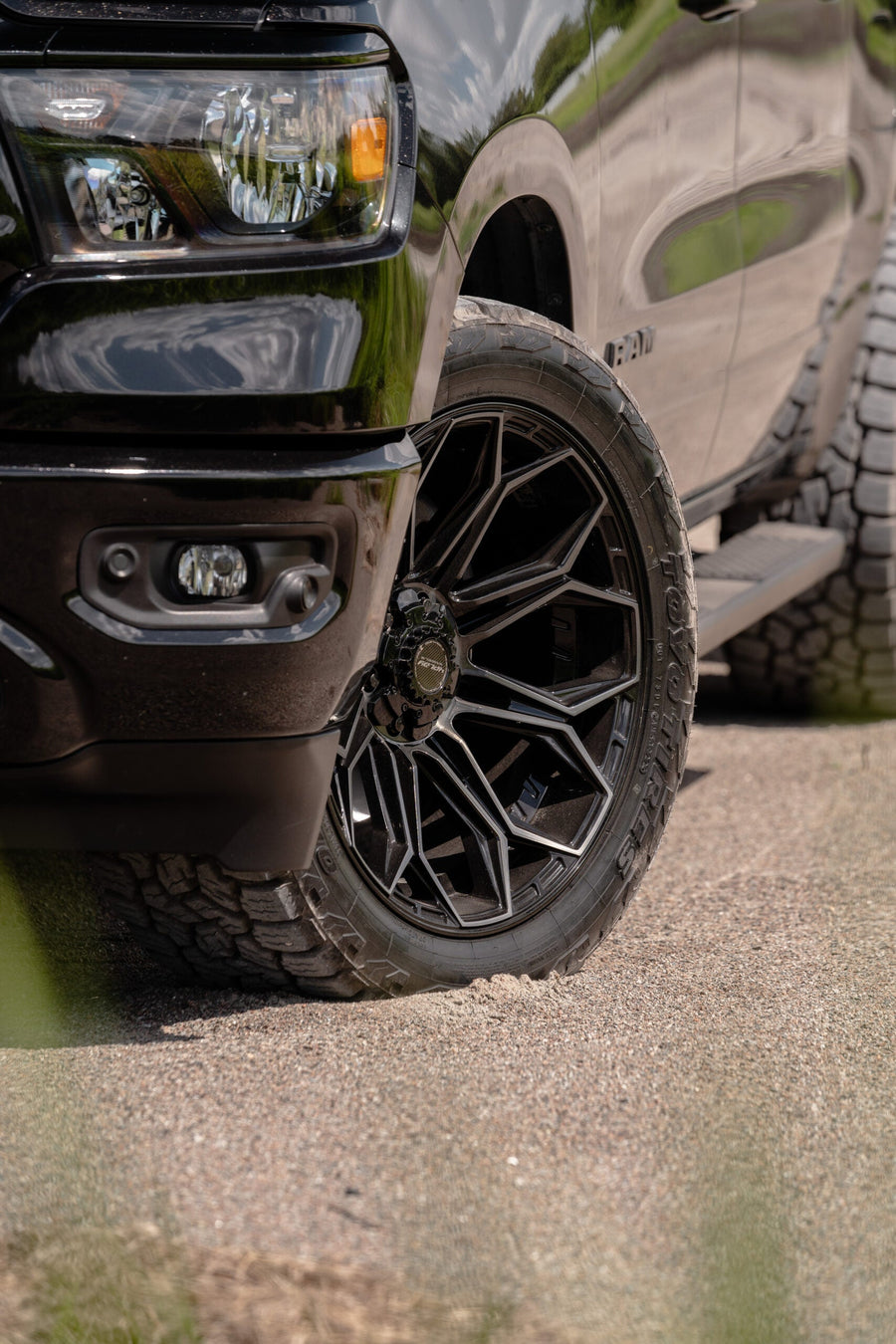 RAM 1500 4PLAY WHEELS 4P83 22X10 33X12.5X22 TOYO TIRES STOCK SUSPENSION