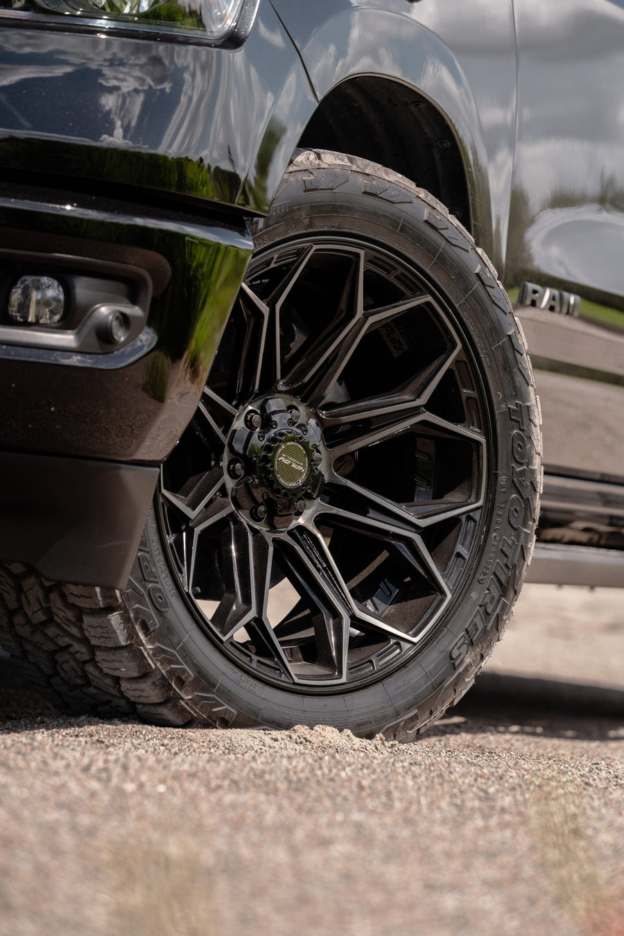 RAM 1500 4PLAY WHEELS 4P83 22X10 33X12.5X22 TOYO TIRES STOCK SUSPENSION