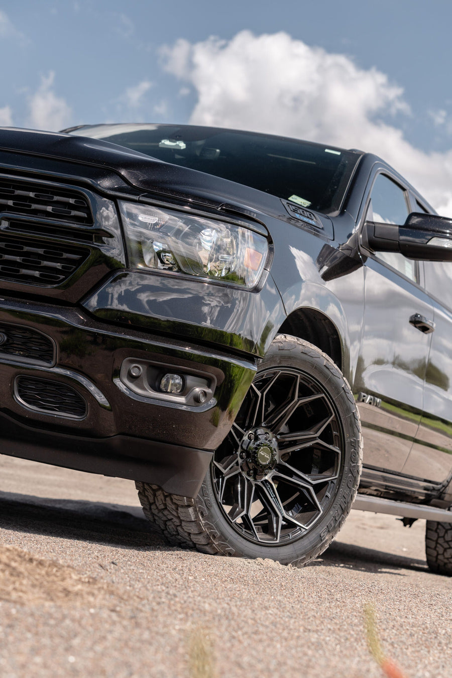 RAM 1500 4PLAY WHEELS 4P83 22X10 33X12.5X22 TOYO TIRES STOCK SUSPENSION