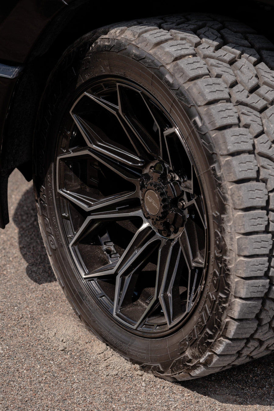 RAM 1500 4PLAY WHEELS 4P83 22X10 33X12.5X22 TOYO TIRES STOCK SUSPENSION