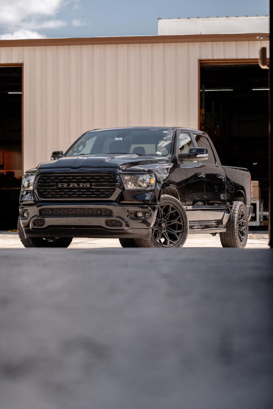 RAM 1500 4PLAY WHEELS 4P83 22X10 33X12.5X22 TOYO TIRES STOCK SUSPENSION