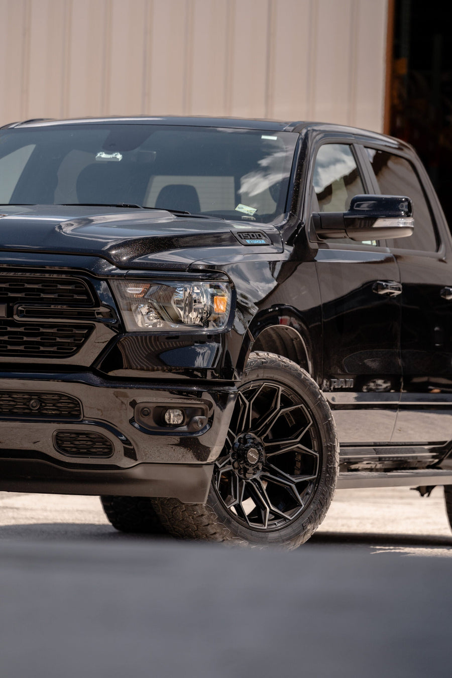 RAM 1500 4PLAY WHEELS 4P83 22X10 33X12.5X22 TOYO TIRES STOCK SUSPENSION