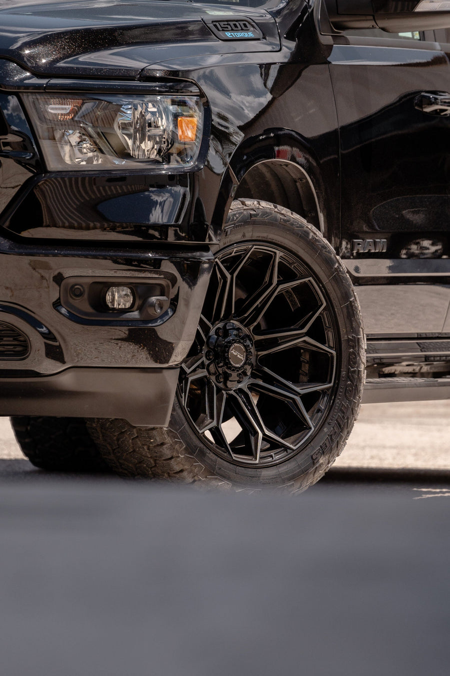 RAM 1500 4PLAY WHEELS 4P83 22X10 33X12.5X22 TOYO TIRES STOCK SUSPENSION