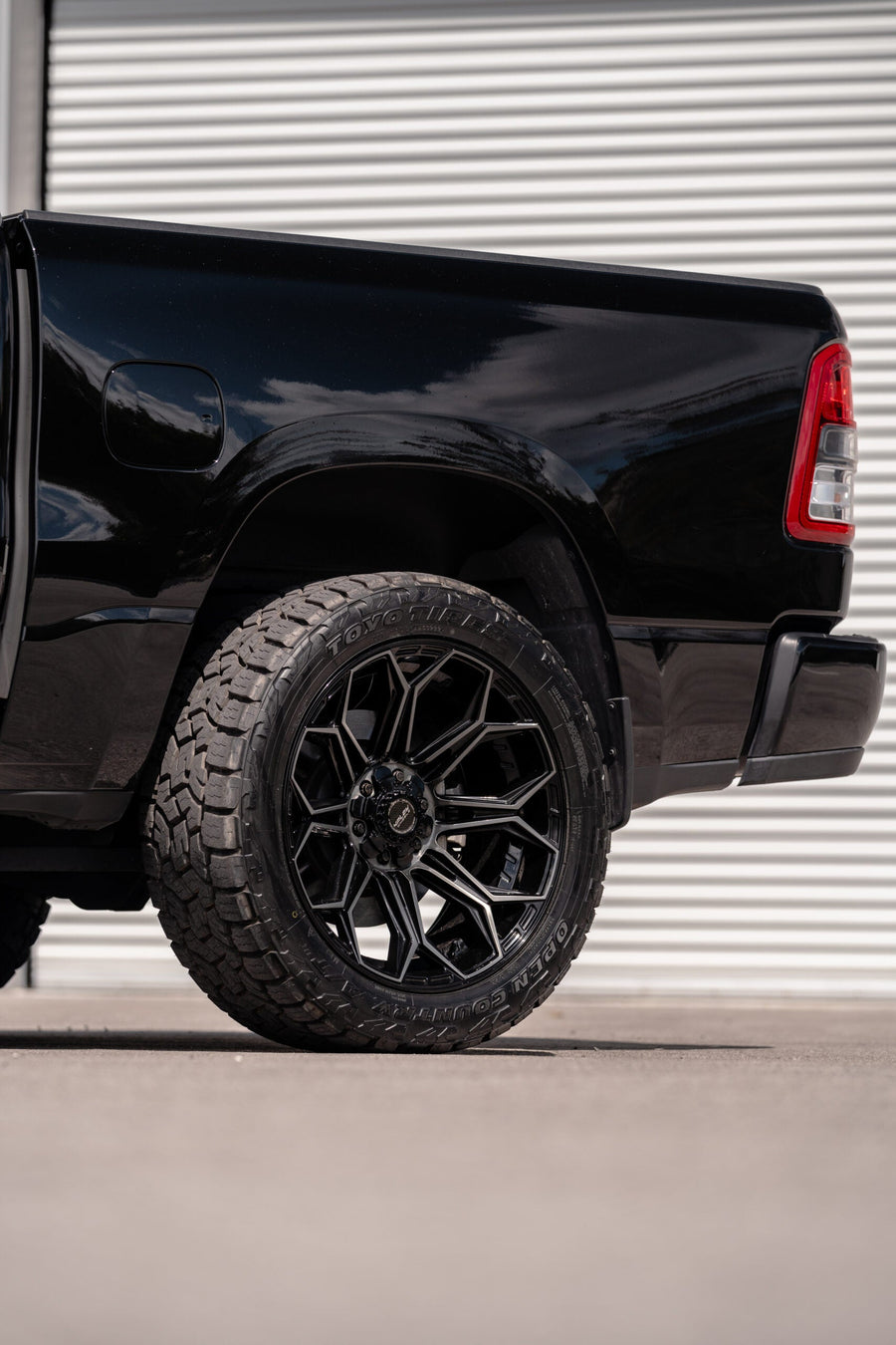 RAM 1500 4PLAY WHEELS 4P83 22X10 33X12.5X22 TOYO TIRES STOCK SUSPENSION