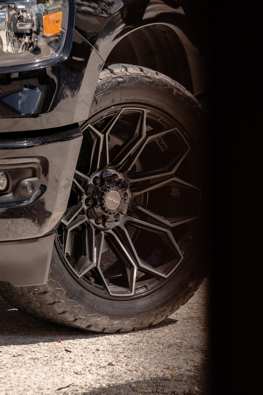 RAM 1500 4PLAY WHEELS 4P83 22X10 33X12.5X22 TOYO TIRES STOCK SUSPENSION