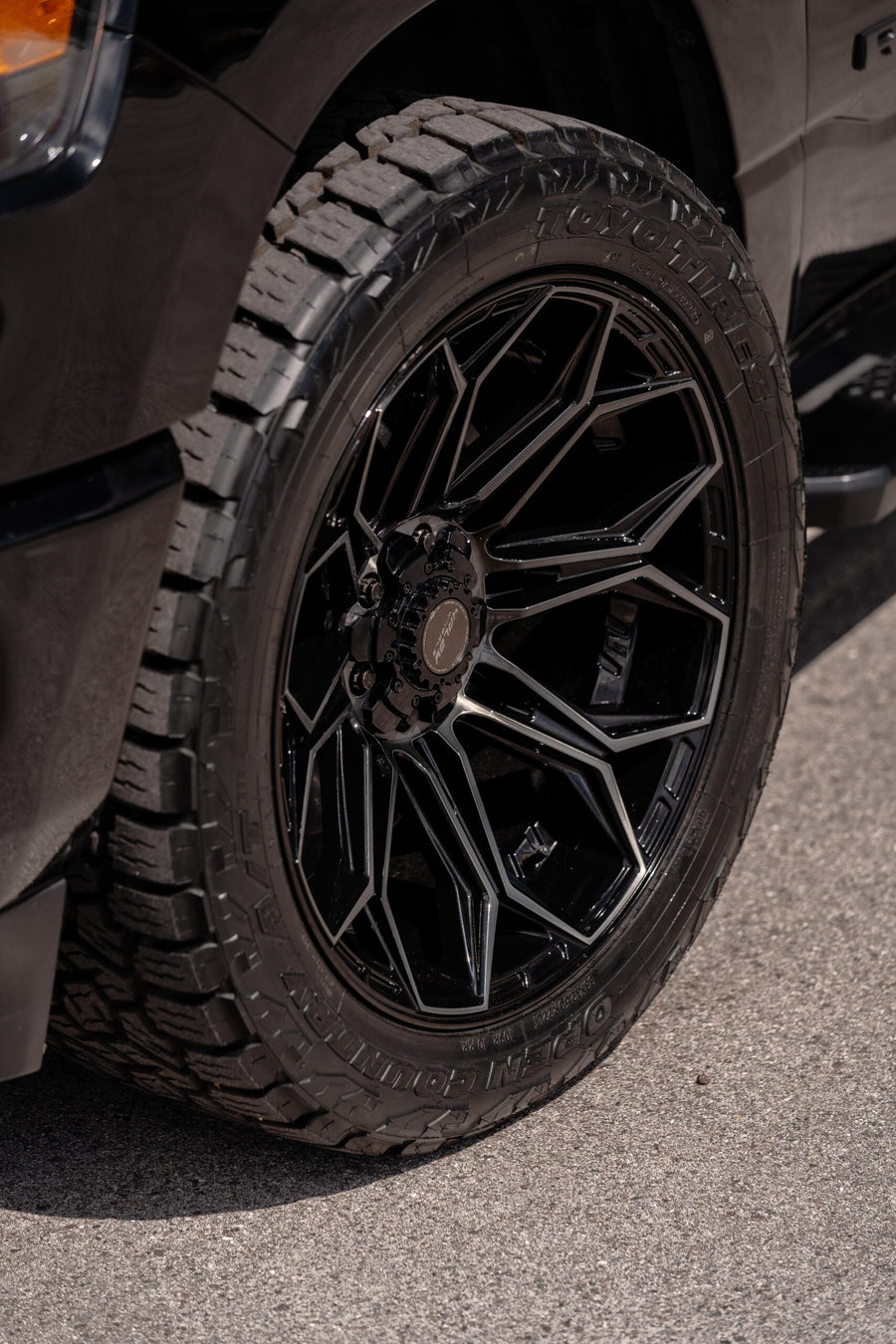 RAM 1500 4PLAY WHEELS 4P83 22X10 33X12.5X22 TOYO TIRES STOCK SUSPENSION