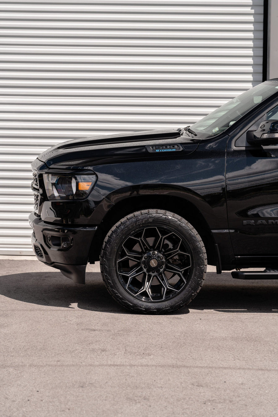 RAM 1500 4PLAY WHEELS 4P83 22X10 33X12.5X22 TOYO TIRES STOCK SUSPENSION
