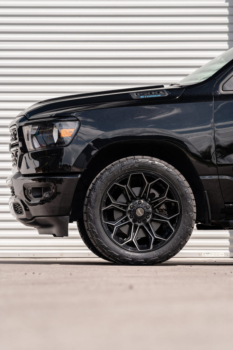 RAM 1500 4PLAY WHEELS 4P83 22X10 33X12.5X22 TOYO TIRES STOCK SUSPENSION