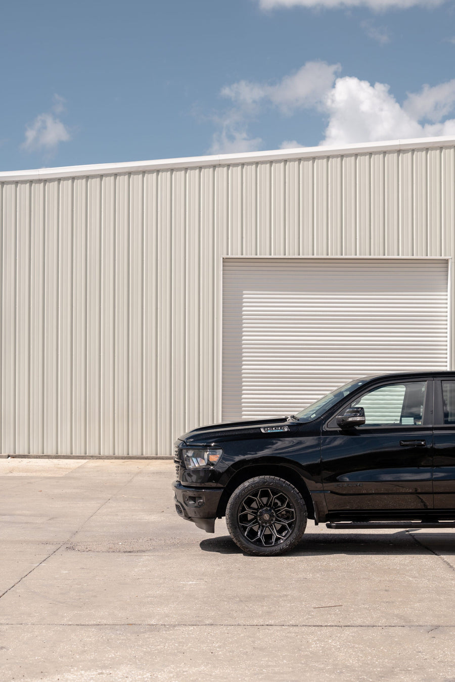 RAM 1500 4PLAY WHEELS 4P83 22X10 33X12.5X22 TOYO TIRES STOCK SUSPENSION
