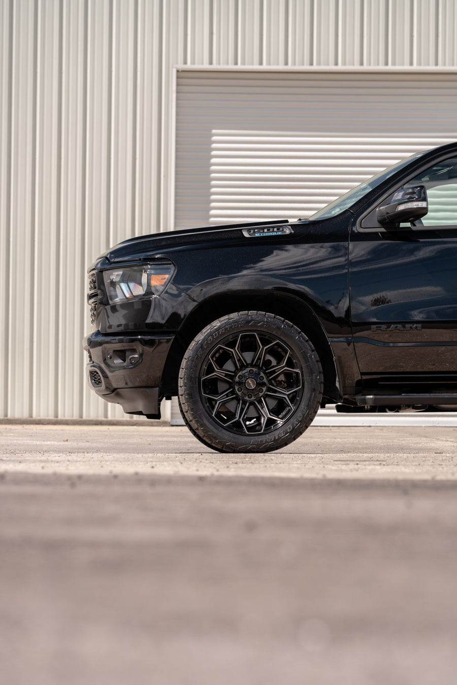 RAM 1500 4PLAY WHEELS 4P83 22X10 33X12.5X22 TOYO TIRES STOCK SUSPENSION