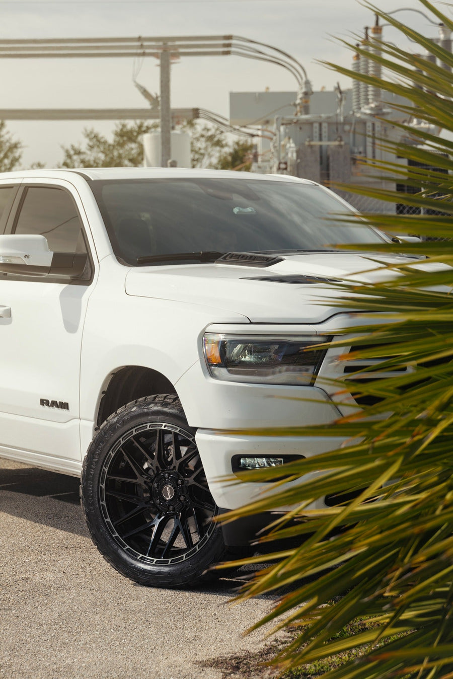 RAM 1500 4PLAY WHEELS S28 22X10 33X12.5X22 NITTO TIRES