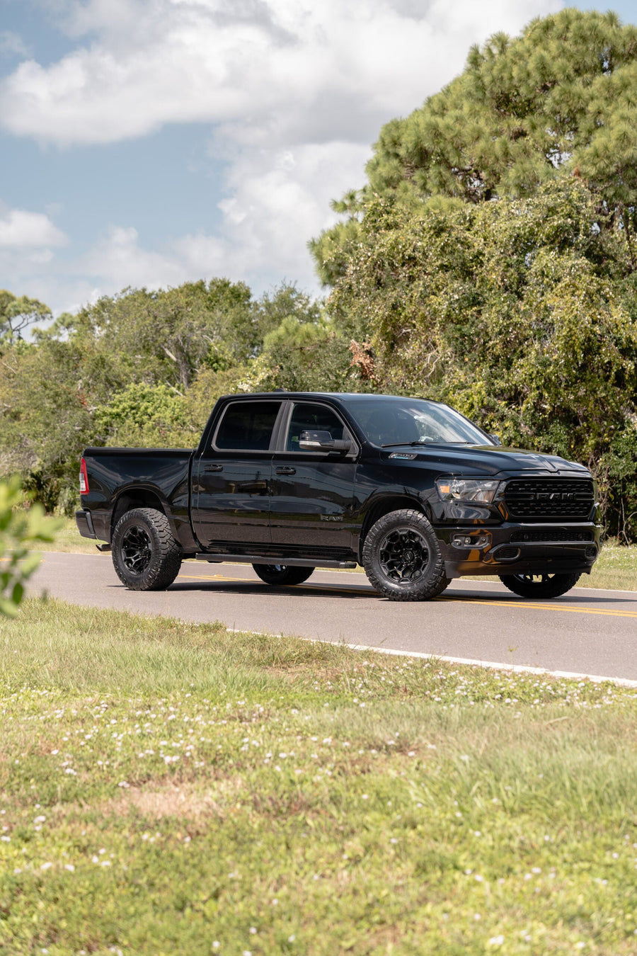 RAM 1500 DEFIANT WHEELS DF03 18X9 33X12.5X18 NITTO TIRES STOCK SUSPENSION