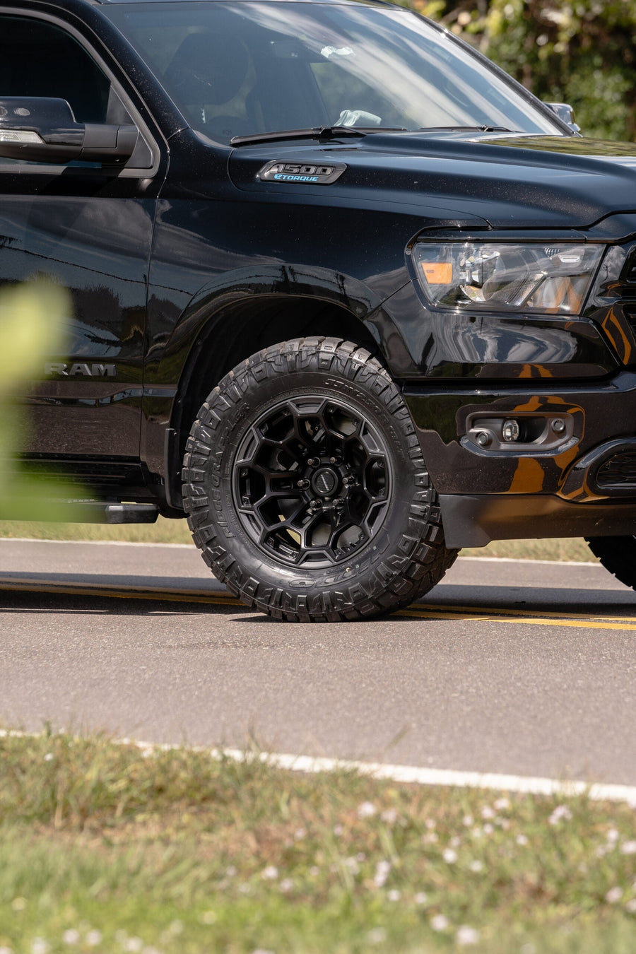 RAM 1500 DEFIANT WHEELS DF03 18X9 33X12.5X18 NITTO TIRES STOCK SUSPENSION