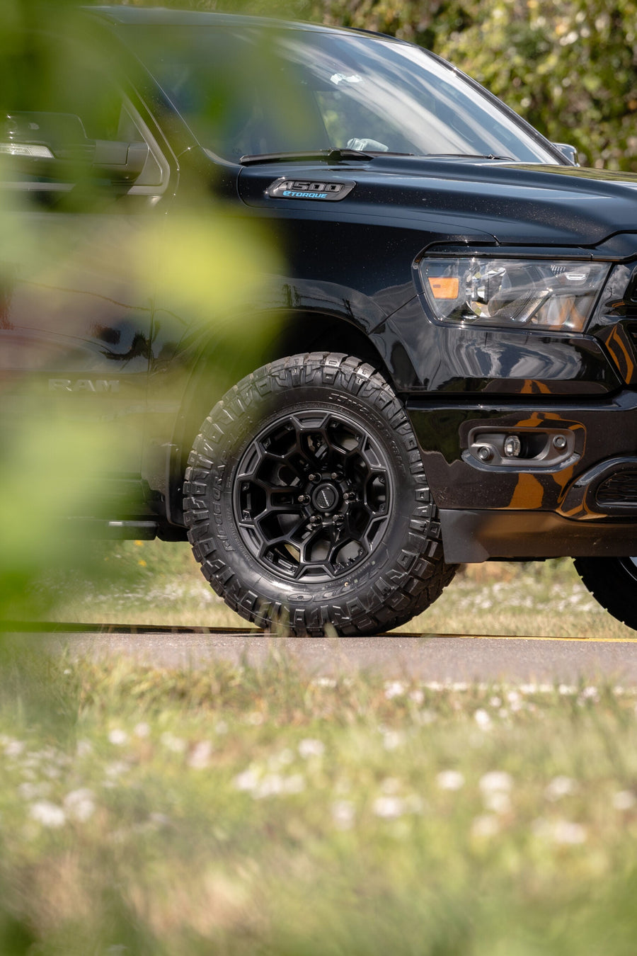 RAM 1500 DEFIANT WHEELS DF03 18X9 33X12.5X18 NITTO TIRES STOCK SUSPENSION