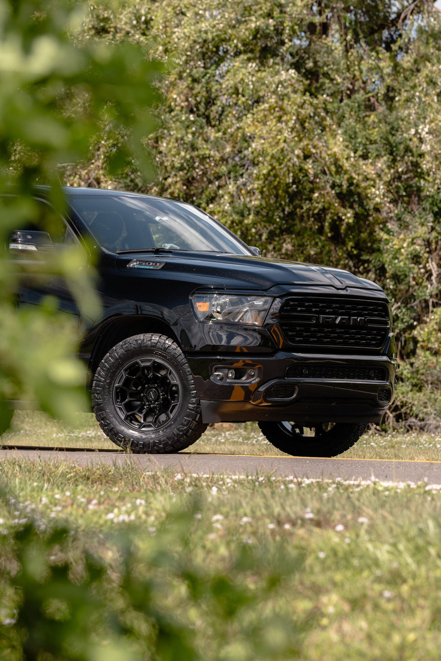 RAM 1500 DEFIANT WHEELS DF03 18X9 33X12.5X18 NITTO TIRES STOCK SUSPENSION