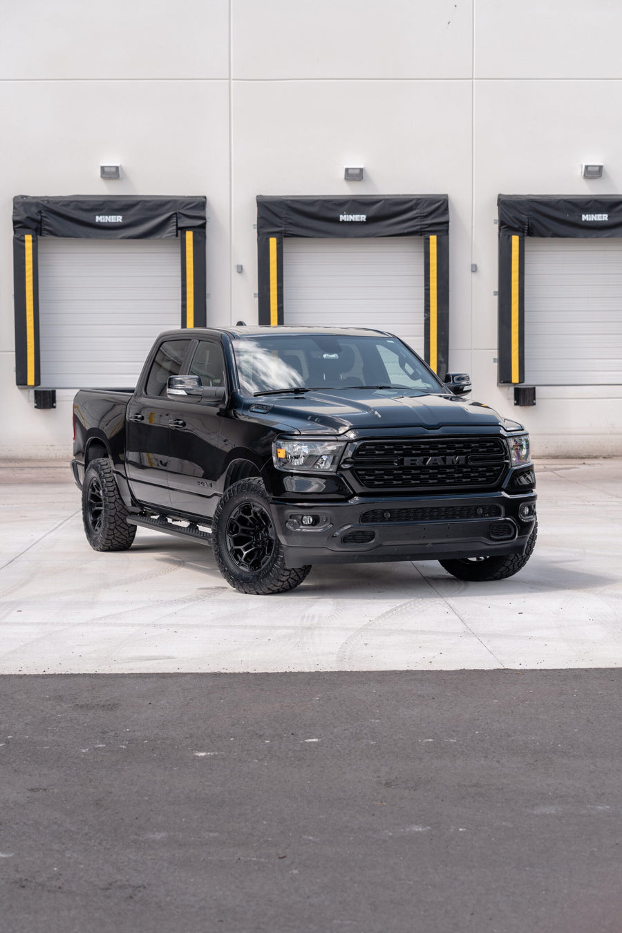 RAM 1500 DEFIANT WHEELS DF03 18X9 33X12.5X18 NITTO TIRES STOCK SUSPENSION