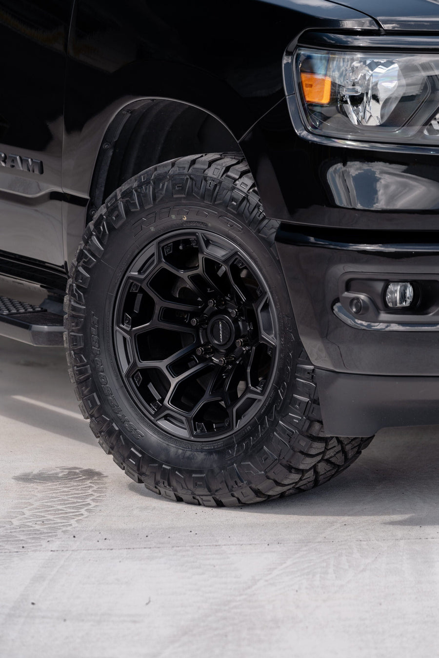 RAM 1500 DEFIANT WHEELS DF03 18X9 33X12.5X18 NITTO TIRES STOCK SUSPENSION