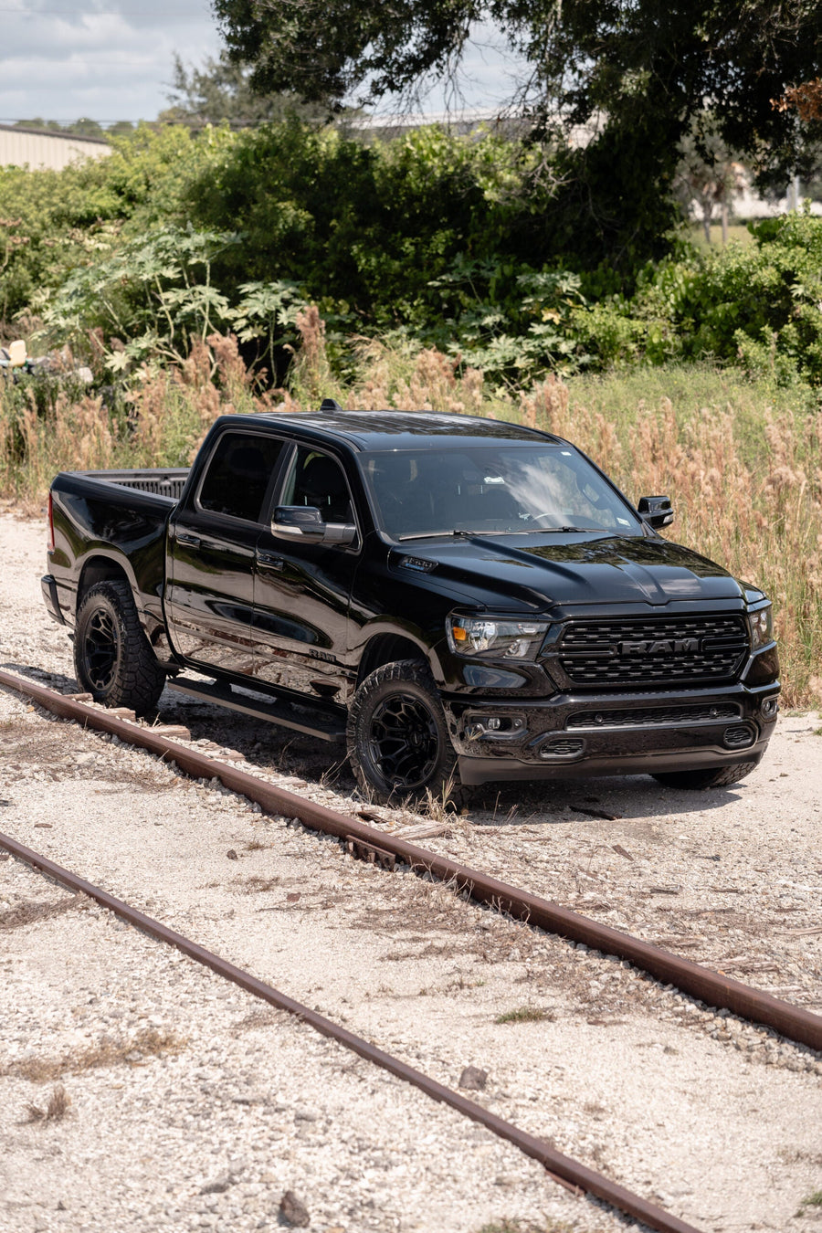 RAM 1500 DEFIANT WHEELS DF03 18X9 33X12.5X18 NITTO TIRES STOCK SUSPENSION