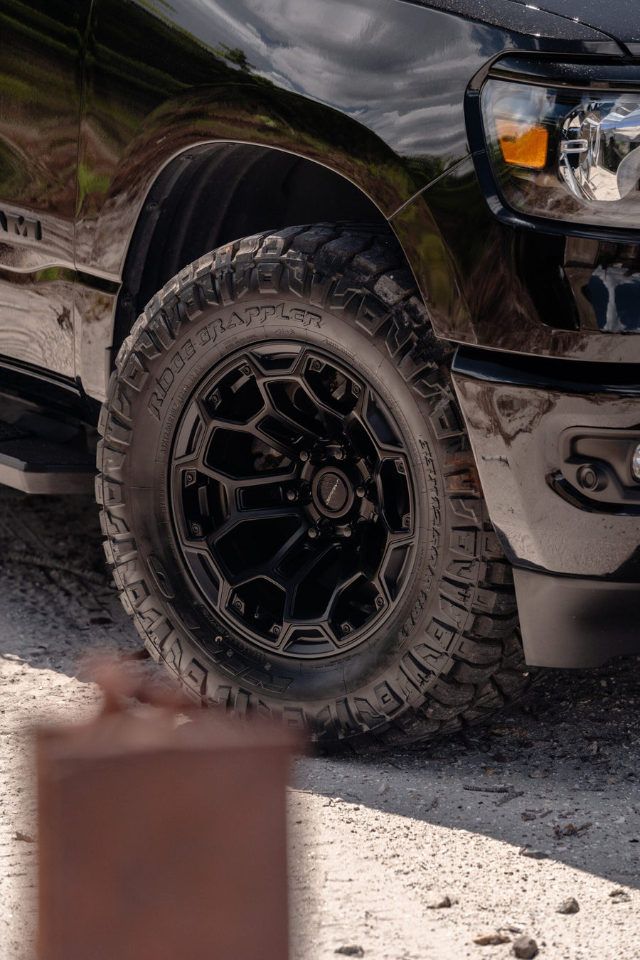 RAM 1500 DEFIANT WHEELS DF03 18X9 33X12.5X18 NITTO TIRES STOCK SUSPENSION
