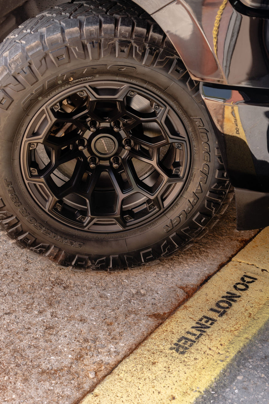 RAM 1500 DEFIANT WHEELS DF03 18X9 33X12.5X18 NITTO TIRES STOCK SUSPENSION