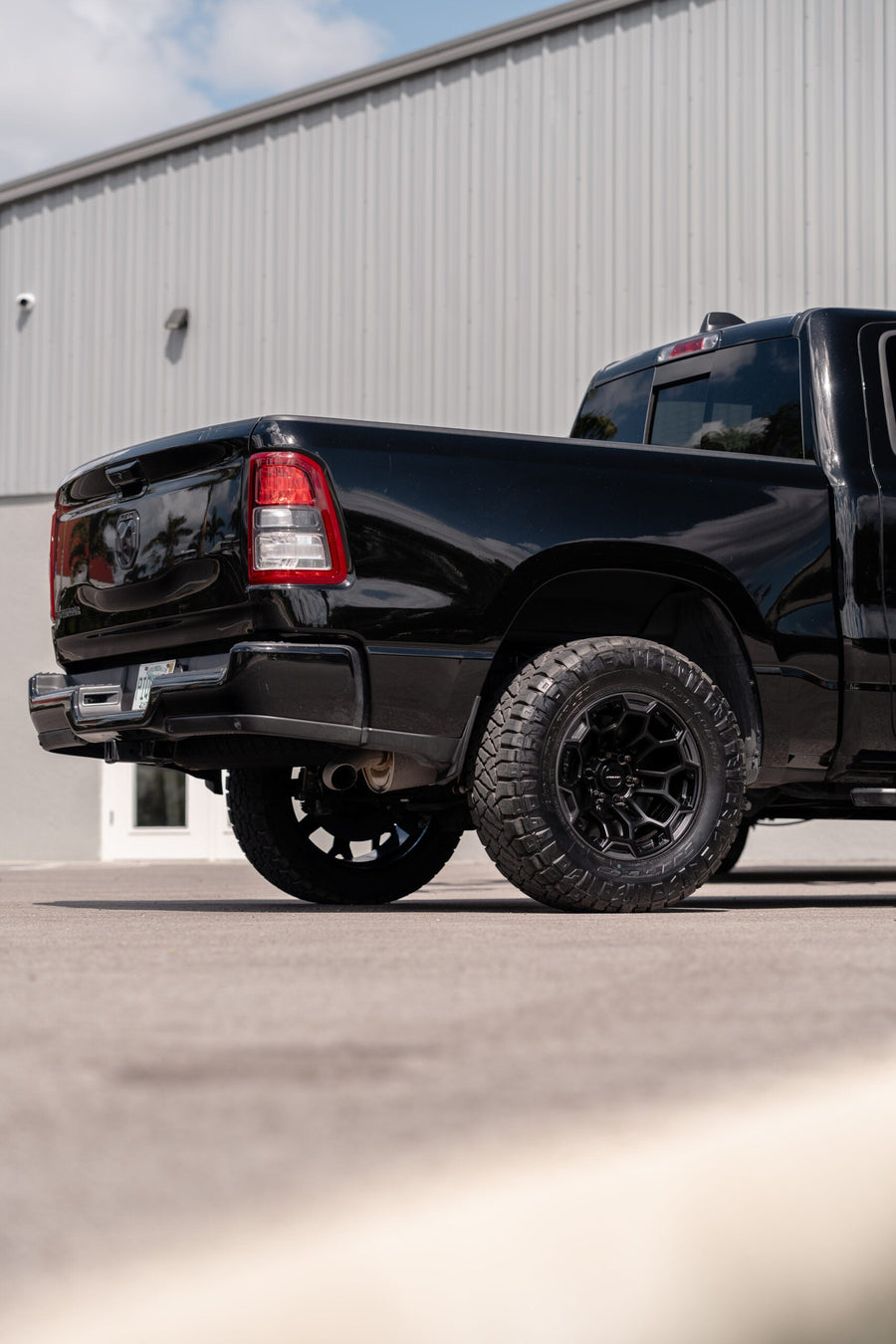 RAM 1500 DEFIANT WHEELS DF03 18X9 33X12.5X18 NITTO TIRES STOCK SUSPENSION
