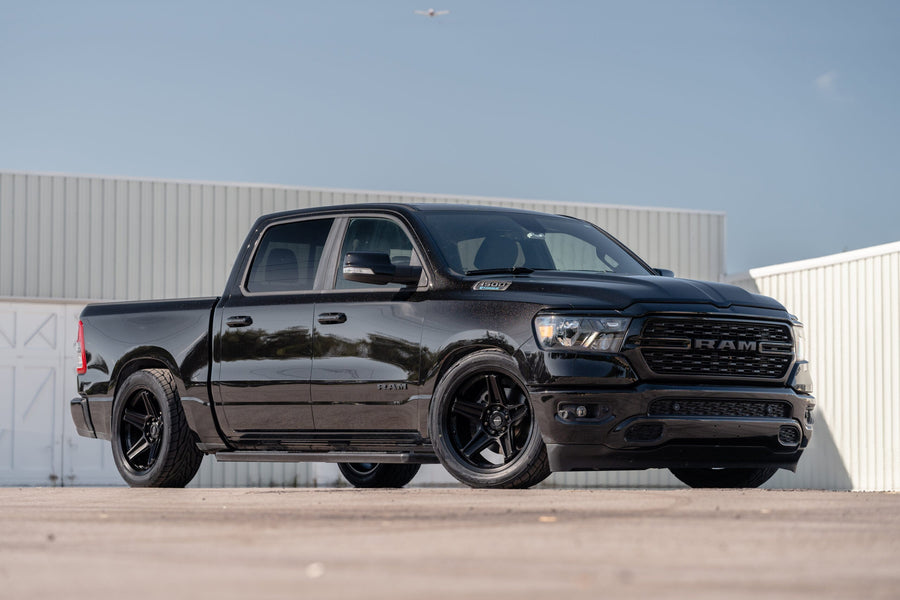 RAM 1500 DEFIANT WHEELS DF07 BLACK 22X10 305X40X22 TOYO TIRES LOWERED SUSPENSION