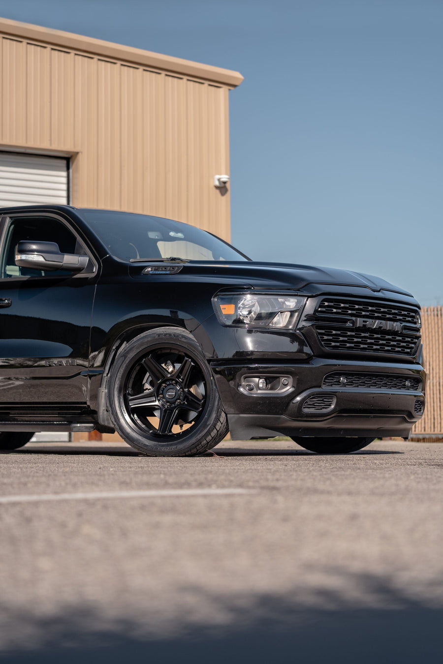 RAM 1500 DEFIANT WHEELS DF07 BLACK 22X10 305X40X22 TOYO TIRES LOWERED SUSPENSION