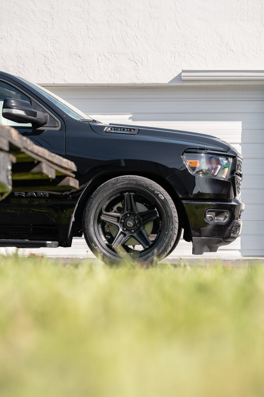 RAM 1500 DEFIANT WHEELS DF07 BLACK 22X10 305X40X22 TOYO TIRES LOWERED SUSPENSION