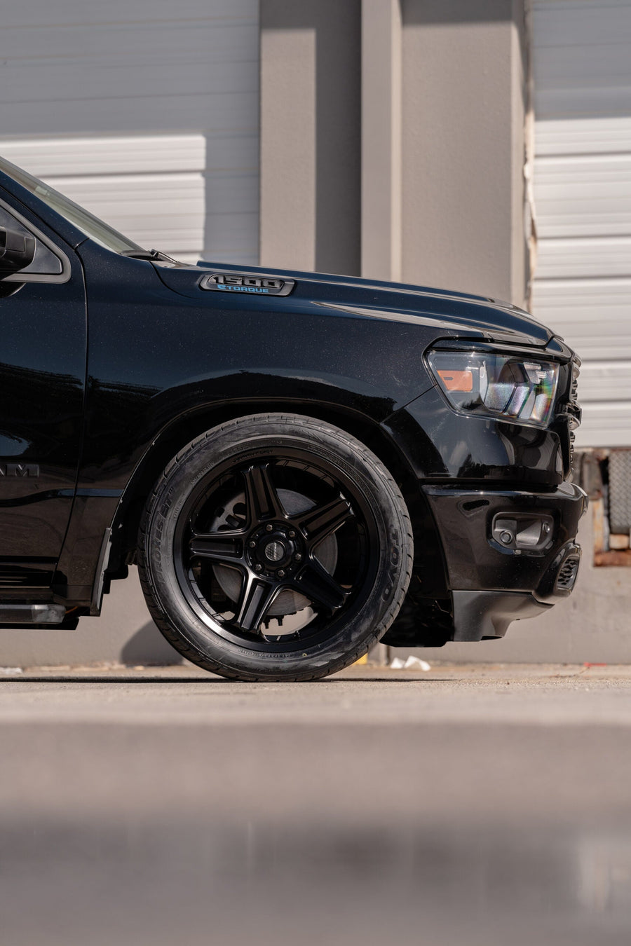 RAM 1500 DEFIANT WHEELS DF07 BLACK 22X10 305X40X22 TOYO TIRES LOWERED SUSPENSION