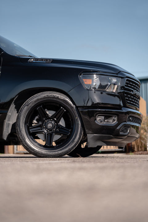 RAM 1500 DEFIANT WHEELS DF07 BLACK 22X10 305X40X22 TOYO TIRES LOWERED SUSPENSION