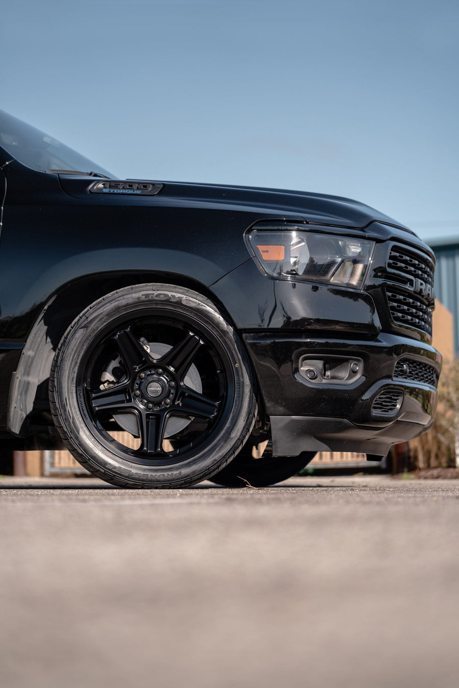 RAM 1500 DEFIANT WHEELS DF07 BLACK 22X10 305X40X22 TOYO TIRES LOWERED SUSPENSION