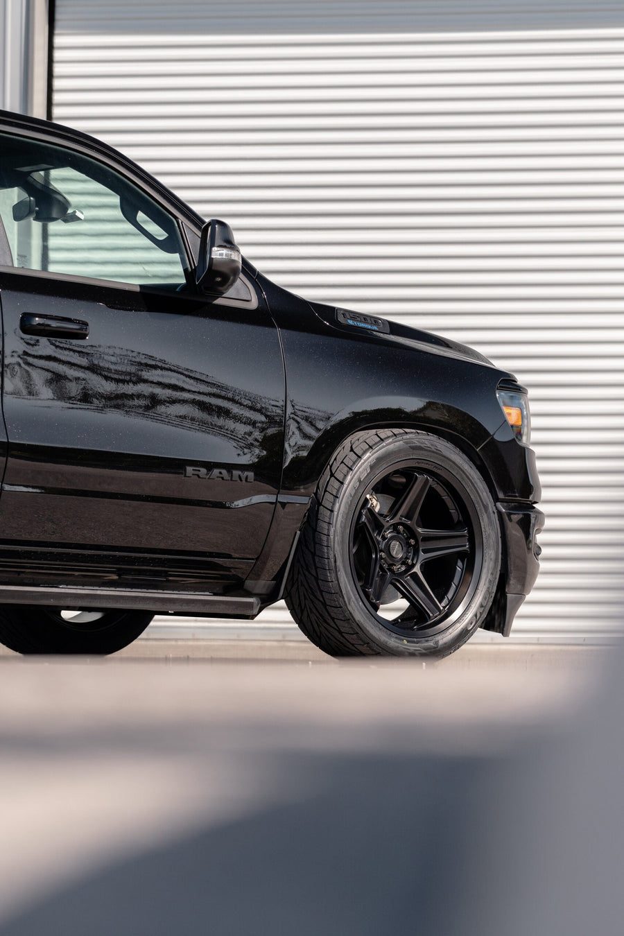 RAM 1500 DEFIANT WHEELS DF07 BLACK 22X10 305X40X22 TOYO TIRES LOWERED SUSPENSION