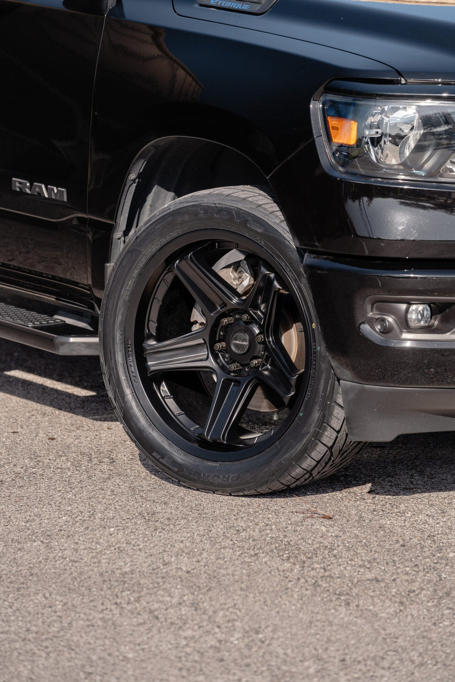 RAM 1500 DEFIANT WHEELS DF07 BLACK 22X10 305X40X22 TOYO TIRES STOCK SUSPENSION